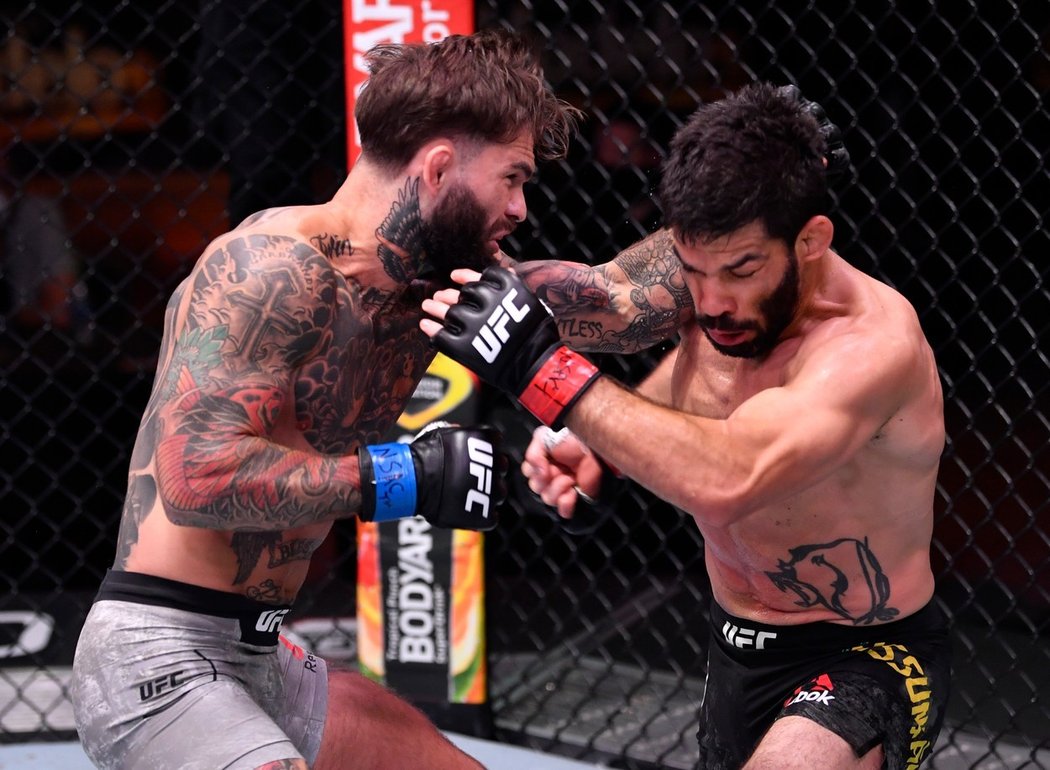 Nejtvrdší knokaut zaznamenal na konci druhé pětiminutovky Cody Garbrandt. Američan tak ukončil nepříjemnou sérii tří porážek v řadě. 