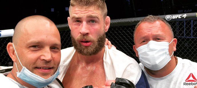 Český bijec Jiří Procházka se svým realizačním týmem po premiérové výhře v UFC