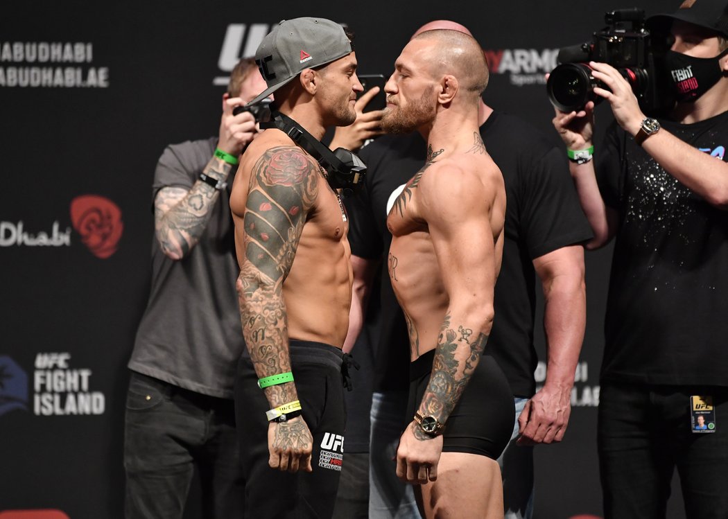 Dustin Poirier a Conor McGregor si pohlédli po vážení zblízka do obličejů