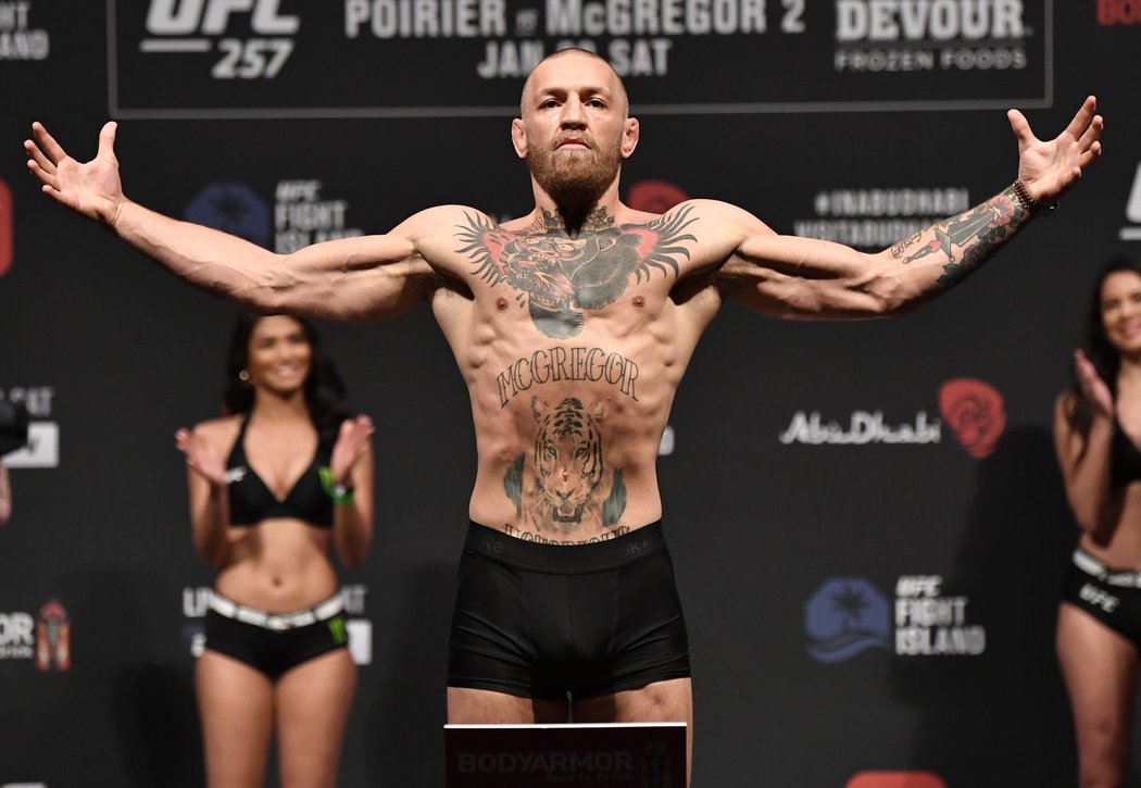 Conor McGregor při vážení na turnaji UFC 257