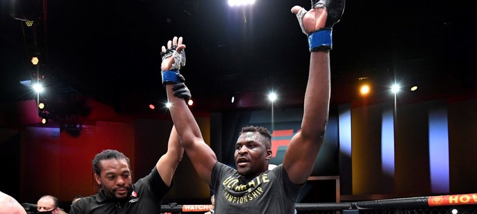 Francis Ngannou se stal novým šampionem těžké váhy UFC