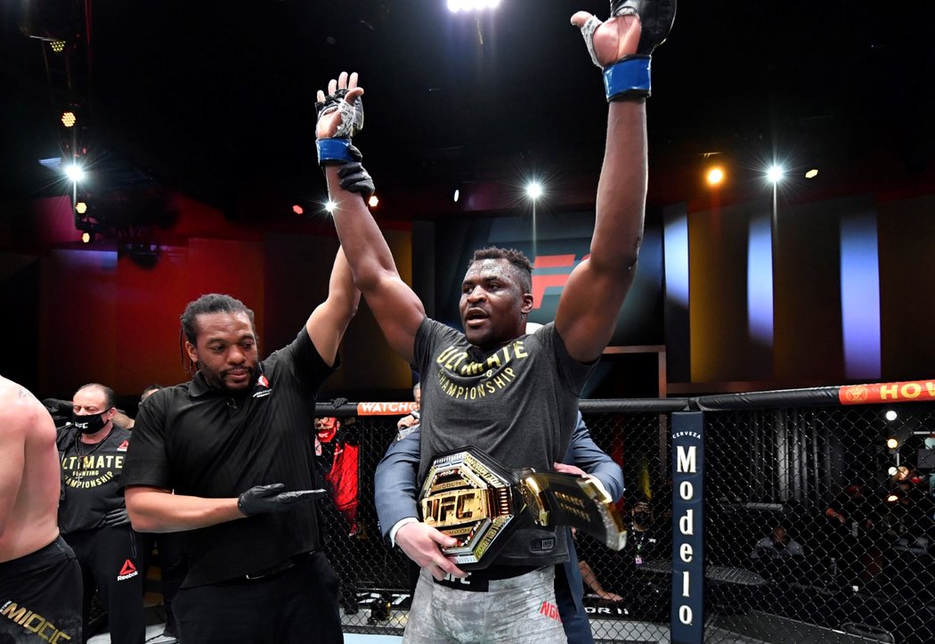 Francis Ngannou se stal novým šampionem těžké váhy UFC