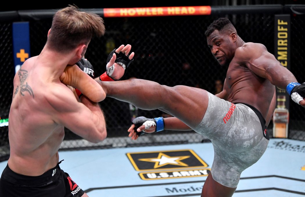 Francis Ngannou odčinil tři roky starou porážku a stal se novým šampionem UFC