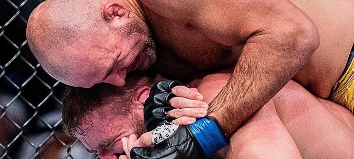 Glover Teixeira ve 2. kole uškrtil Jana Blachowicze a stal se novým šampionem UFC