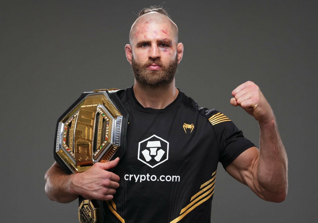 Jiří Procházka s pásem šampiona polotěžké divize UFC