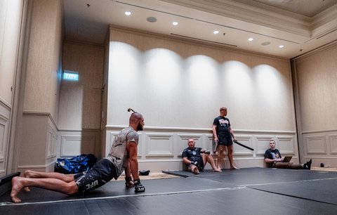 Takhle dře Jiří Procházka v hotelu, kde se připravuje na titulový střet s Gloverem Teixeirou