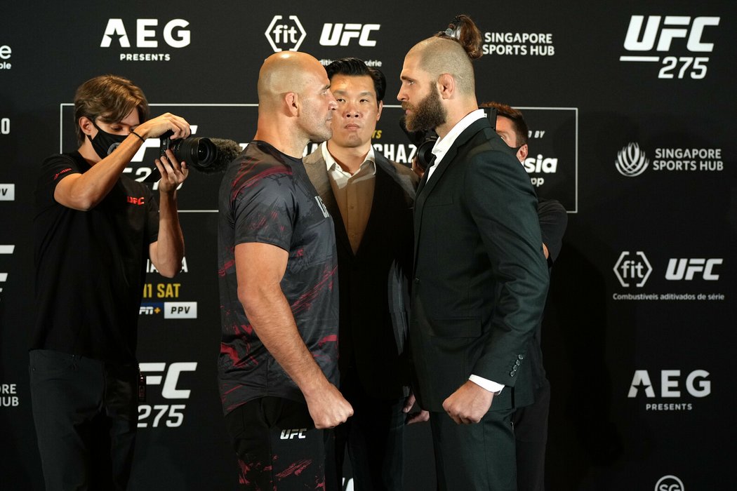 Z očí do očí... Glover Teixeira a Jiří Procházka před zápasem  UFC 275 v Singapuru.