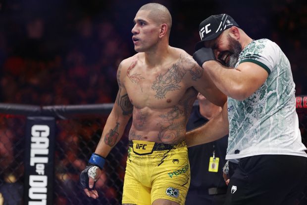 Alex Pereira se raduje ze svého triumfu v UFC nad Jiřím Procházkou Alex Pereira se raduje ze svého triumfu v UFC nad Jiřím Procházkou