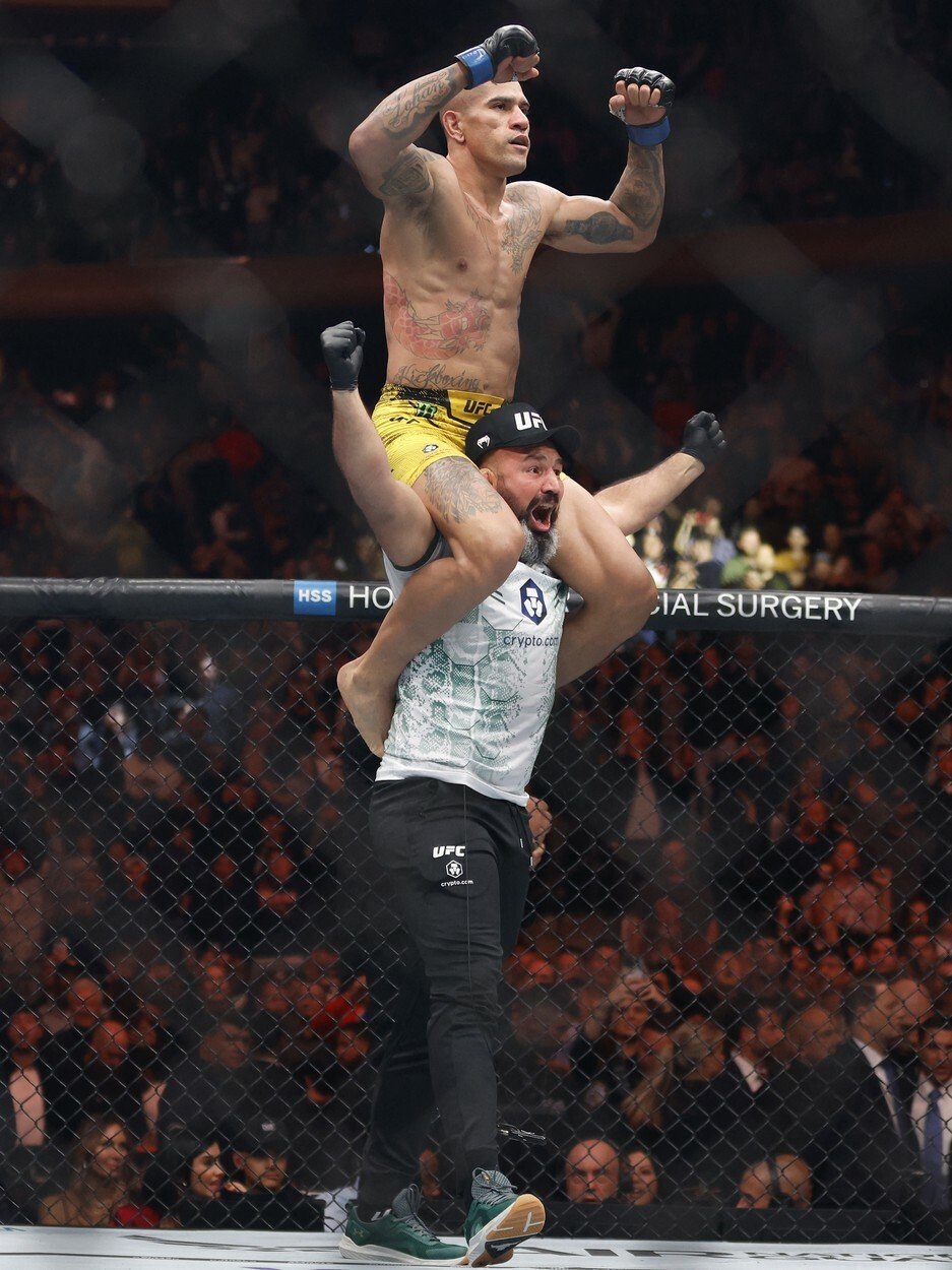 Alex Pereira se raduje ze svého triumfu v UFC nad Jiřím Procházkou