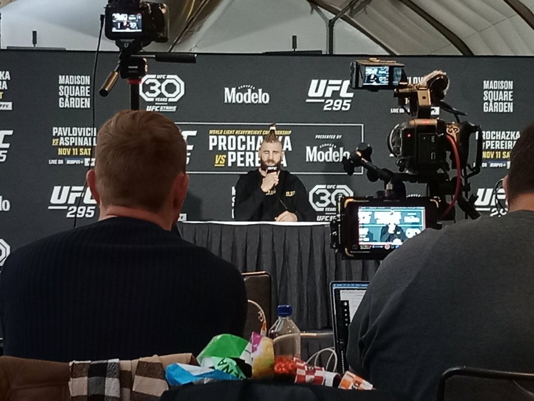 Jiří Procházka na první tiskové konferenci v New Yorku před turnajem UFC 295