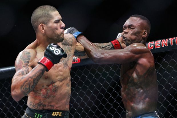 Alex Pereira (vlevo) v souboji s Israelem Adesanyou na UFC 287 Alex Pereira (vlevo) v souboji s Israelem Adesanyou na UFC 287