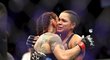 Amanda Nunesová zbila Cris Cyborg a stala vyhrála druhý mistrovský pás UFC