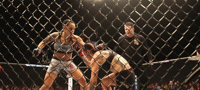 Amanda Nunesová zbila Cris Cyborg a stala vyhrála druhý mistrovský pás UFC