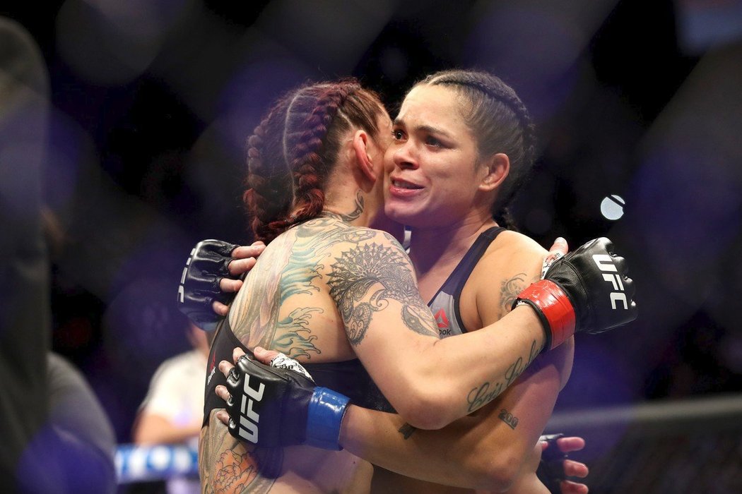 Amanda Nunesová zbila Cris Cyborg a stala vyhrála druhý mistrovský pás UFC