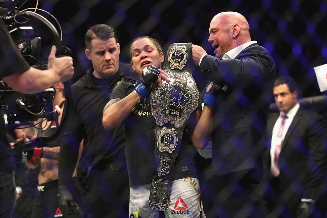 Amanda Nunesová zbila Cris Cyborg a stala vyhrála druhý mistrovský pás UFC