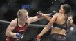 Šampionka UFC Amanda Nunesová v boji s Valentinou Ševčenkovou