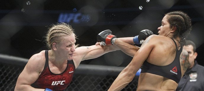 Šampionka UFC Amanda Nunesová v boji s Valentinou Ševčenkovou