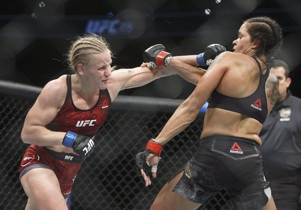 Šampionka UFC Amanda Nunesová v boji s Valentinou Ševčenkovou