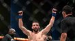 Mateusz Gamrot (tmavé trenýrky) na UFC Fight Night v Las Vegas porazil Armana Tsarukyana