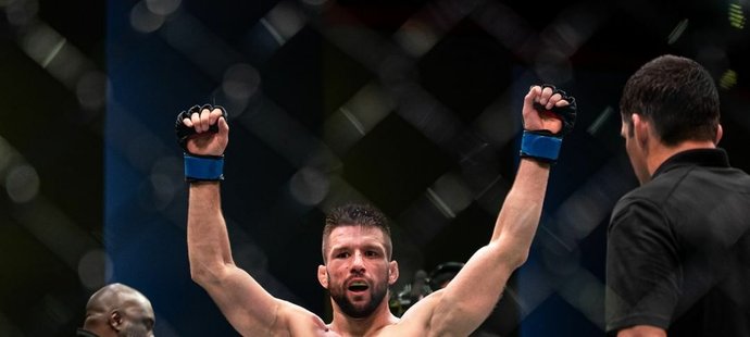 Mateusz Gamrot (tmavé trenýrky) na UFC Fight Night v Las Vegas porazil Armana Tsarukyana