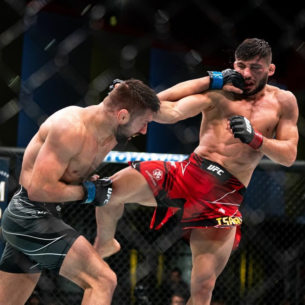 Mateusz Gamrot (tmavé trenýrky) na UFC Fight Night v Las Vegas porazil Armana Tsarukyana