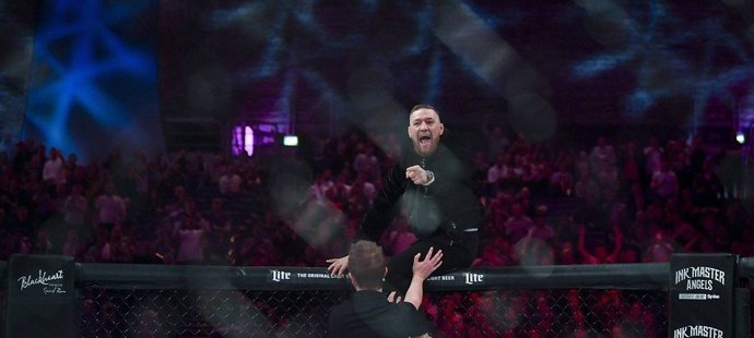 Šampion UFC Conor McGregor na Bellatoru napadl rozhodčího