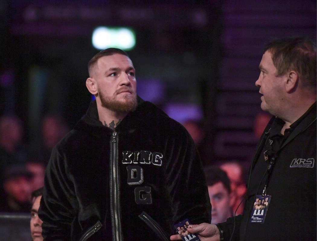 Šampion UFC Conor McGregor na Bellatoru napadl rozhodčího