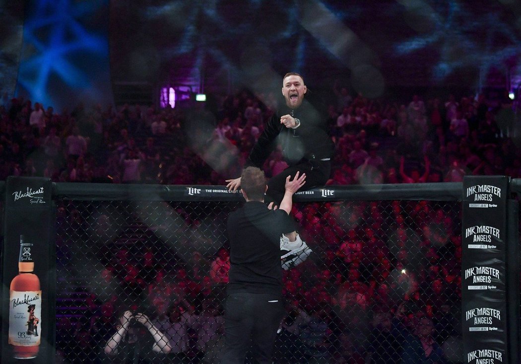 Šampion UFC Conor McGregor na Bellatoru napadl rozhodčího