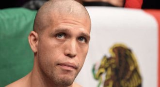 Daroval vlasy dětem s rakovinou, pak předvedl v UFC životní výkon