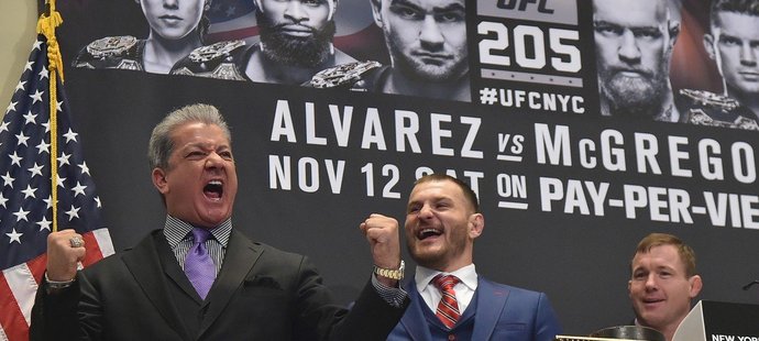 Bruce Buffer všude rozvíří atmosféru. Na snímku s bývalým šampionem těžké váhy Stipe Miocicem