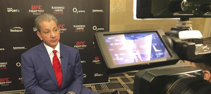 Legendární hlasatel UFC Bruce Buffer ochotně odpovídal na otázky Sportu v prostorách pražského Hiltonu