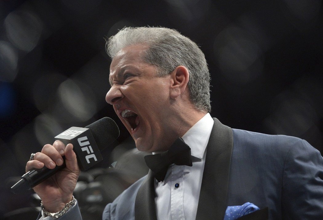 Moderátor Bruce Buffer, který dostává svým stylem a hláškami diváky do varu, nebude chybět v Praze