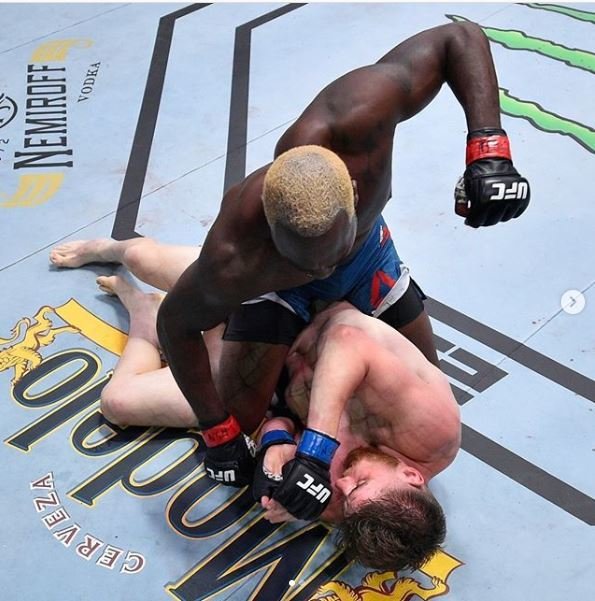 Zkušený bojovník MMA Derek Brunson v souboji s Edmenem Shahbazyanem