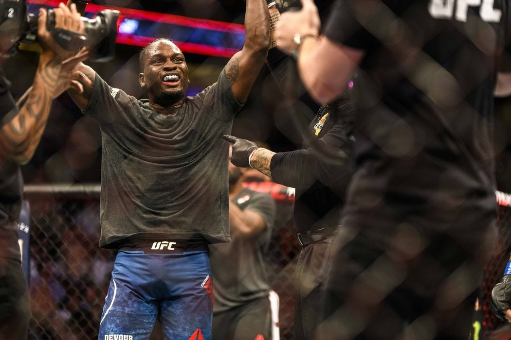 Zápasník MMA Derek Brunson se raduje z výhry