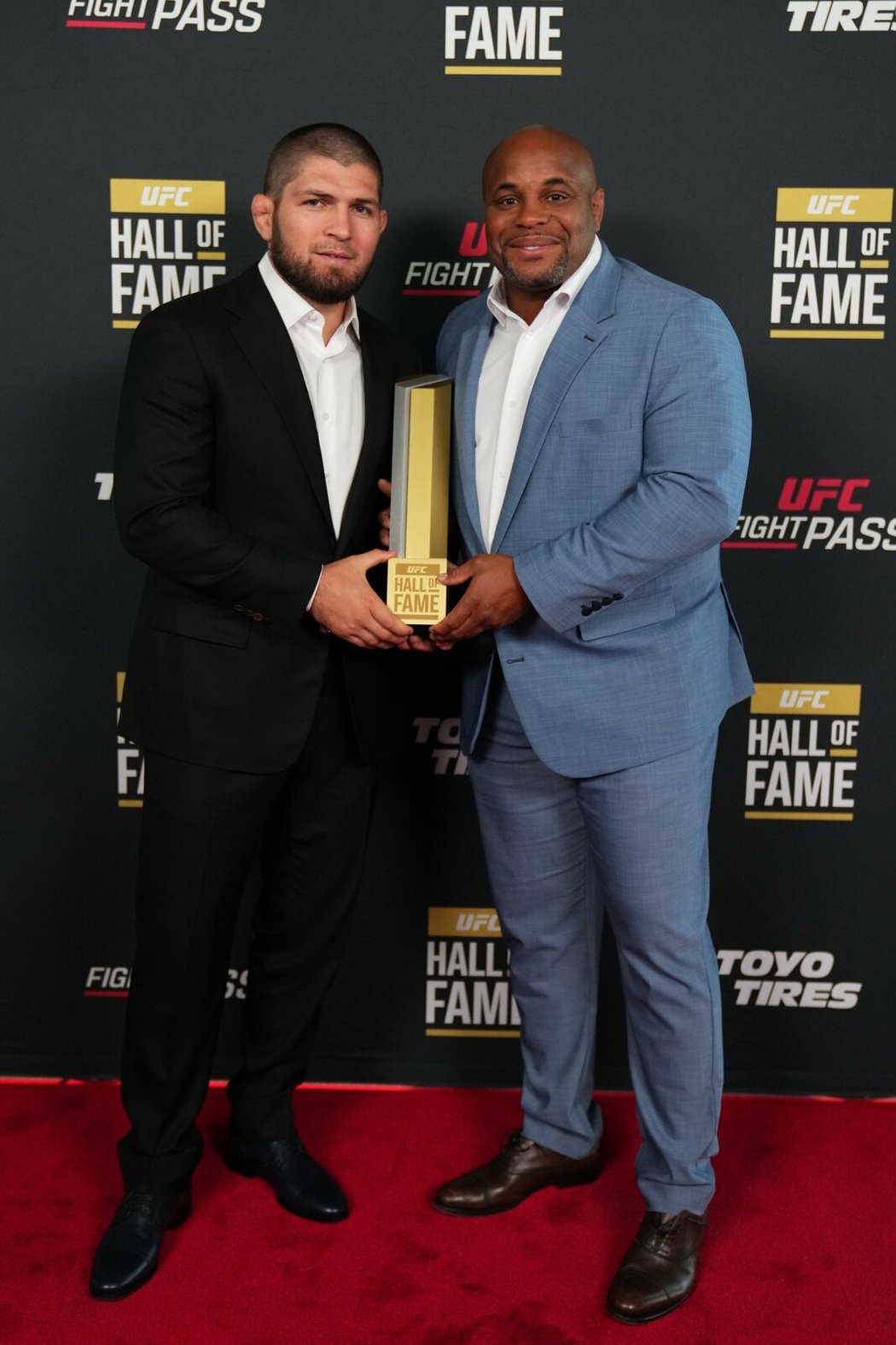 Chabib Nurmagomedov (vlevo) získal další ocenění, když vstoupil do Síně slávy UFC. Společně s ním se této pocty dočkal Daniel Cormier