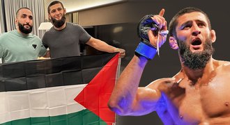 Dvě řeči hvězdy UFC: anglicky žádal mír, pak chtěl zbraň a bránit Palestince