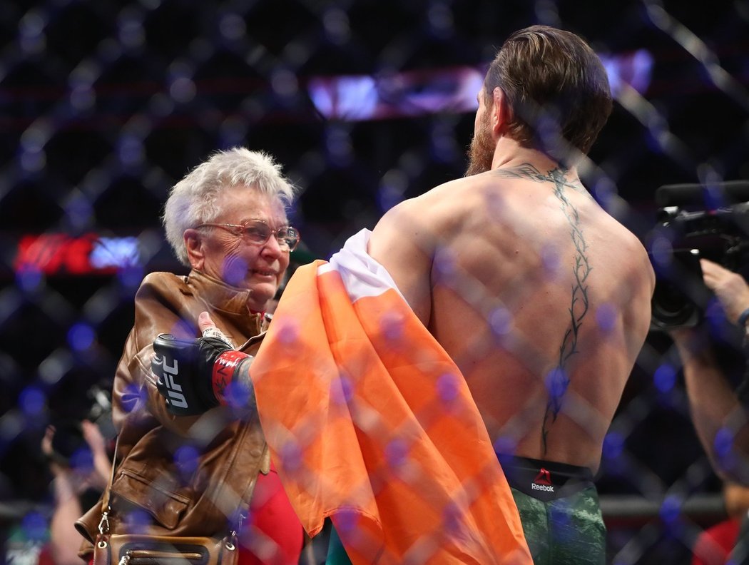 Conor McGregor se zdraví s babičkou svého poraženého soupeře Donalda Cerroneho