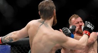 Král je zpět! McGregor zničil Cowboye díky brutálnímu kopu za 40 vteřin