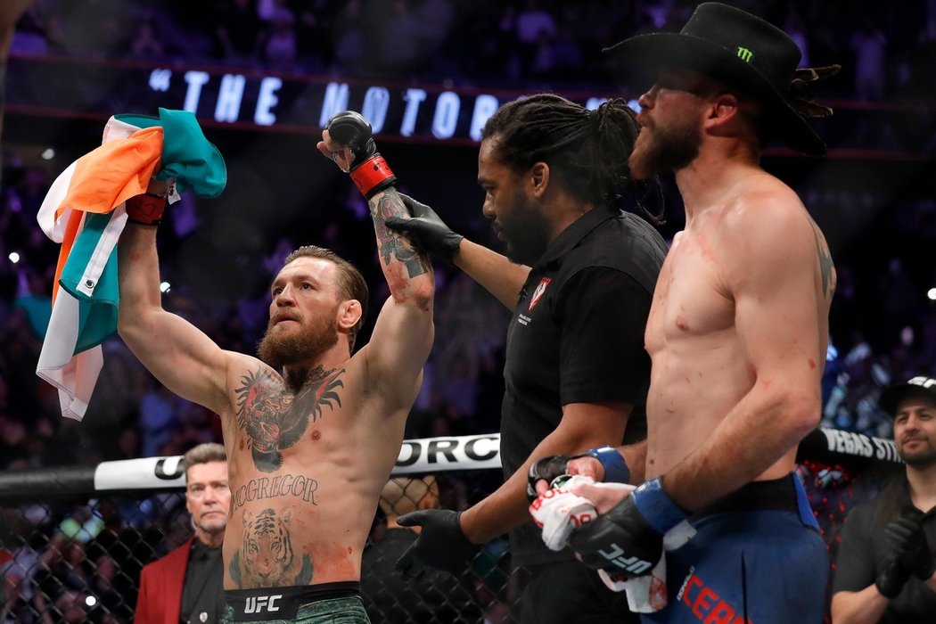 Irský šampion Conor McGregor se raduje po svém vítězném comebacku proti Donaldu Cerronemu