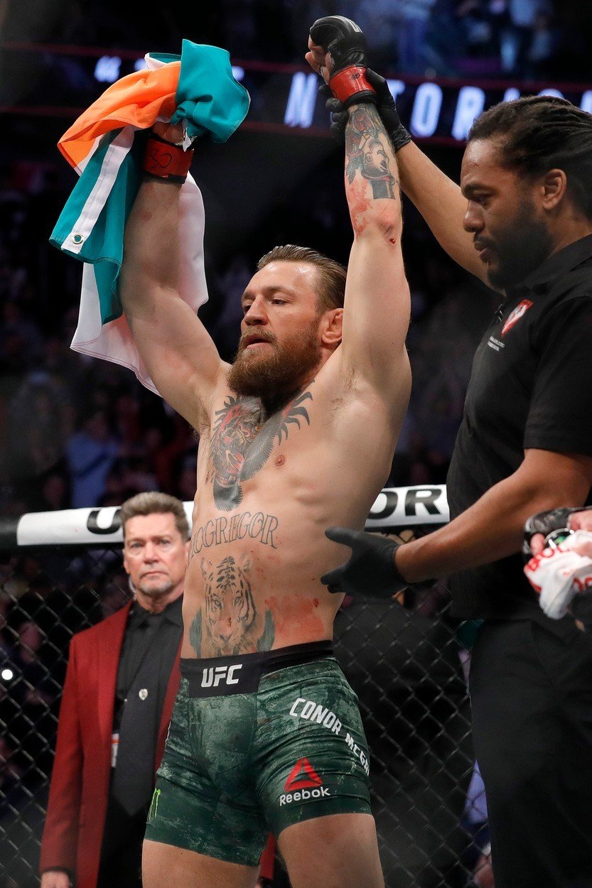 Conor McGregor se raduje z triumfu nad Donaldem Cerronem