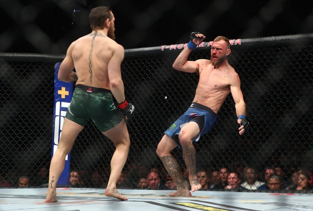 Cowboy Donald Cerrone se kácí po brutálním kopu Conora McGregora