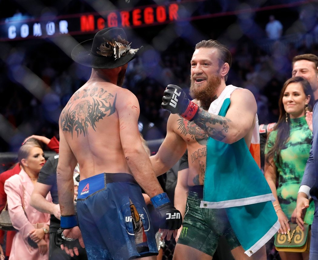 Conor McGregor po svém vítězství míří obejmout poraženého Donalda Cerroneho