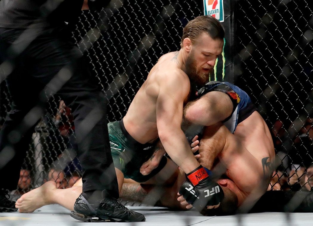 Conor McGregor doráží svého prvního soupeře po návratu do klece, Donalda Cerroneho