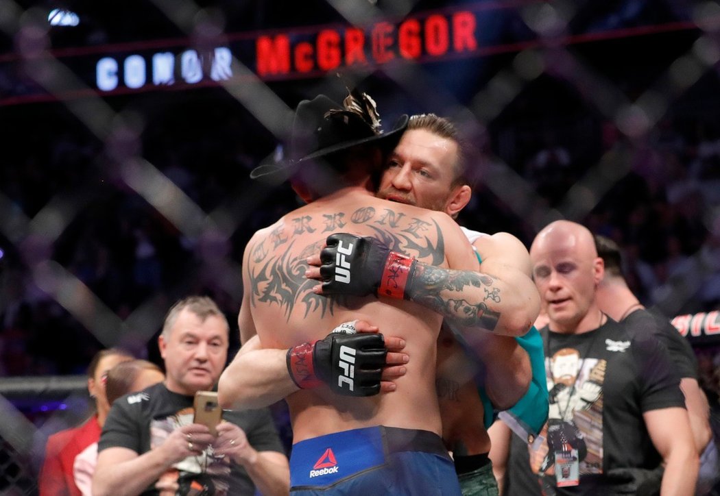 Conor McGregor děkuje svému soupeři po vítězném návratu do klece