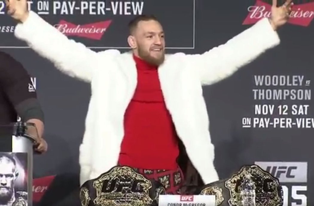 Conor McGregor kradl Alvarezovi pás ještě před zápasem