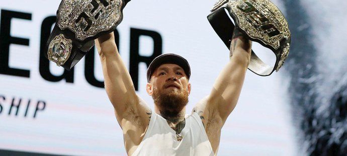 Conor McGregor ukazuje své dva mistrovské pásy UFC