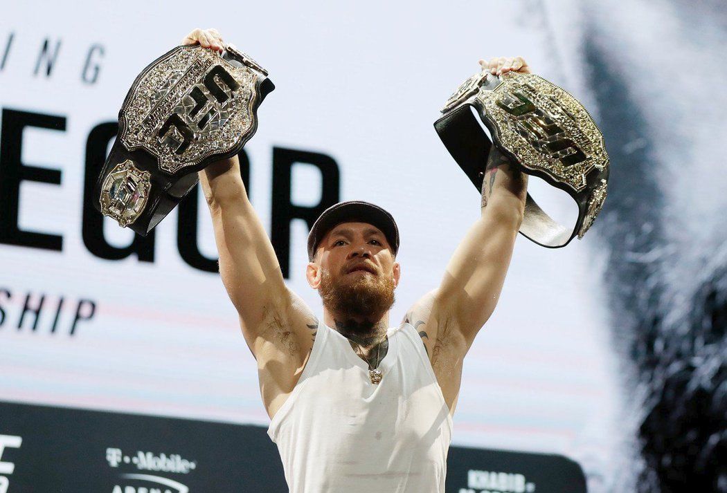 Conor McGregor ukazuje své dva mistrovské pásy UFC