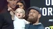 Conor McGregor si po tiskové konferenci vzal do náručí i svého synka