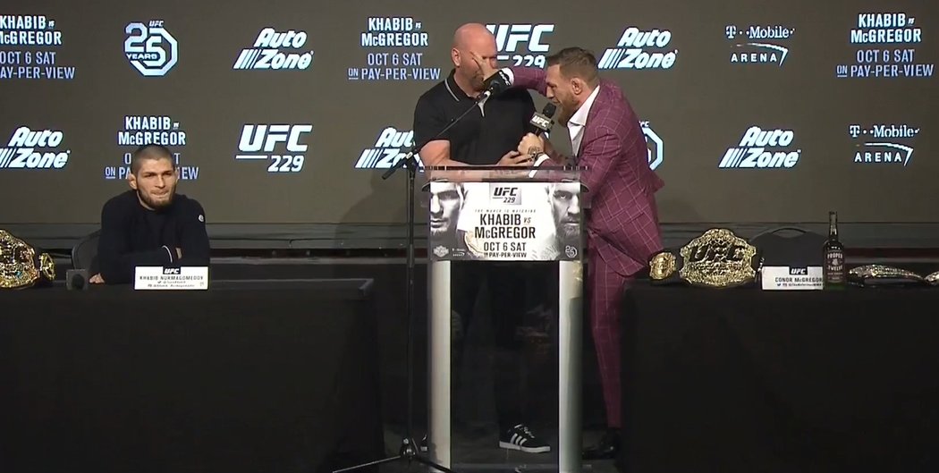 Conor McGregor na tiskové konferenci k zápasu s Khabibem Nurmagomedovem