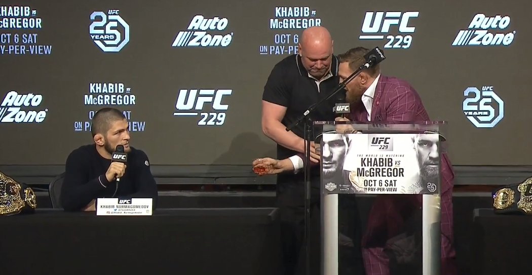 Conor McGregor na tiskové konferenci k zápasu s Khabibem Nurmagomedovem